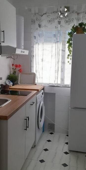 Cozy And Well Connected Apartment Севилья Экстерьер фото